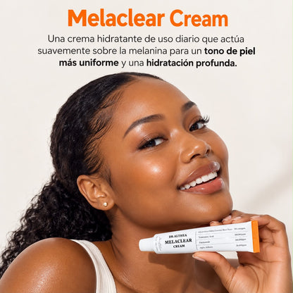 Mujer sonriente sosteniendo el tubo de Dr.Althea Melaclear Cream