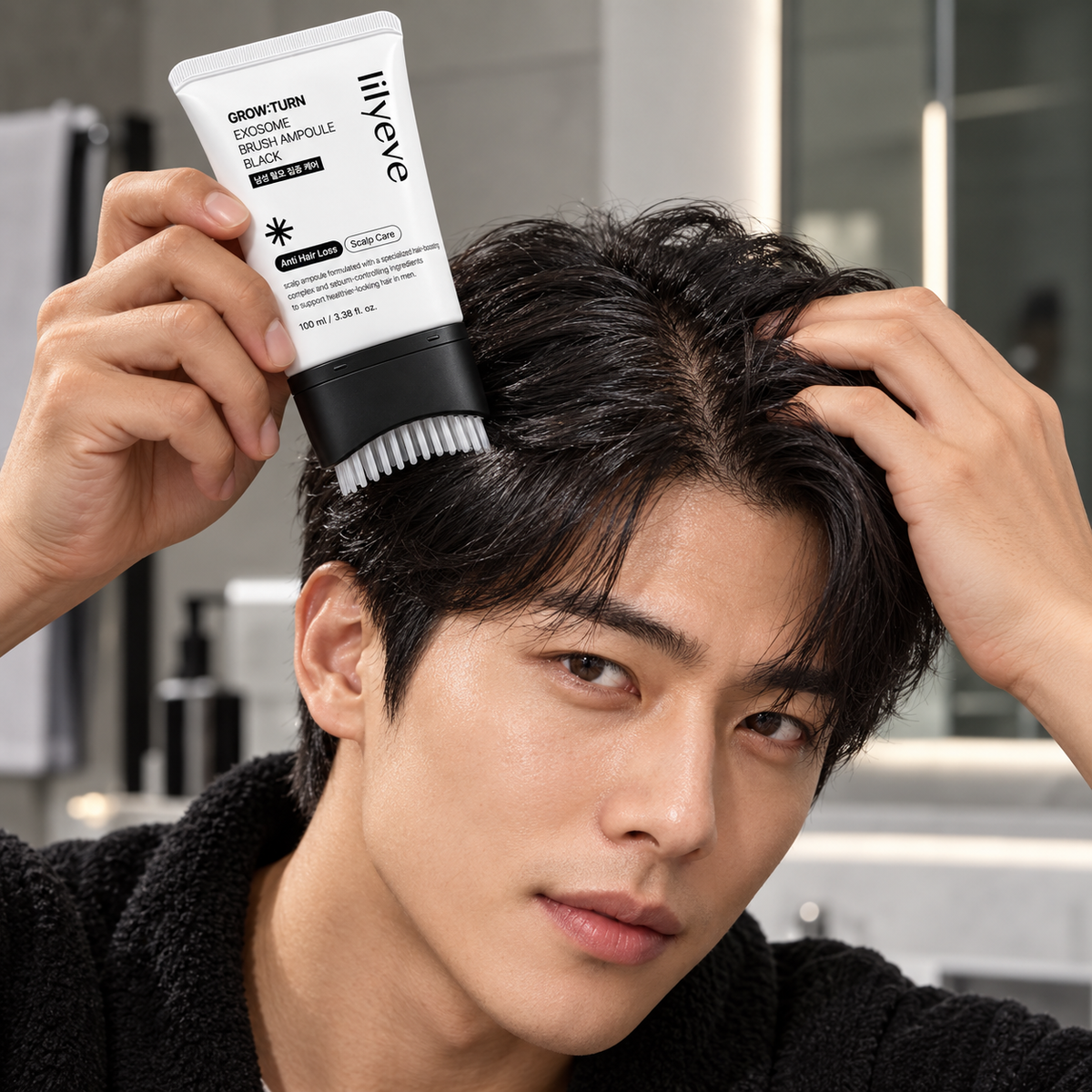 Hombre usando lilyeve Grow:Turn Exosome Brush Ampoule Black en el baño